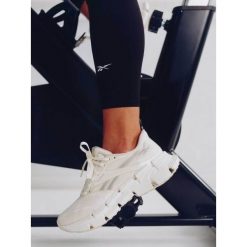 Sneakersy Reebok. Białe obuwie sportowe Reebok, bez zapięcia, do biegania. Za 489.99 zł.