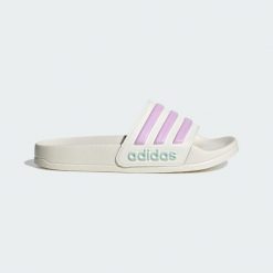 Klapki Adilette Shower. Białe klapki Adidas, bez wzorów, bez obcasa. Za 109.00 zł.