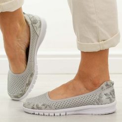 Szare ażurowe skórzane baleriny damskie Vinceza 95369. Szare baleriny VINCEZA, w ażurowe wzory, z jeansu, bez obcasa, na płaskiej podeszwie. W wyprzedaży za 161.10 zł.