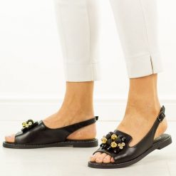 Czarne sandały damskie Filippo Ds7892/26. Czarne sandały Filippo, z aplikacjami, z jeansu, eleganckie, bez obcasa, na płaskiej podeszwie, bez zapięcia. Za 169.00 zł.