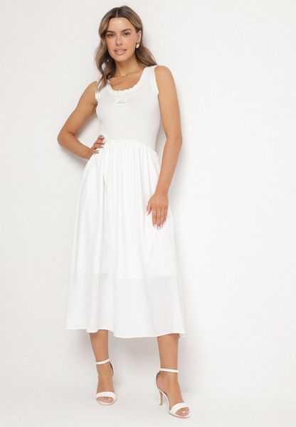 Biała Wiskozowa Sukienka o Rozkloszowanym Kroju z Ozdobną Naszywką Ronestra. Białe sukienki Born2be, na co dzień, z aplikacjami, z wiskozy, klasyczne, bez kołnierzyka, bez ramiączek, midi, proste. Za 159.99 zł.