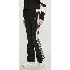 Adidas Originals - Spodnie. Czarne spodnie materiałowe Adidas Originals, na co dzień, bez wzorów, z bawełny. W wyprzedaży za 249.90 zł.