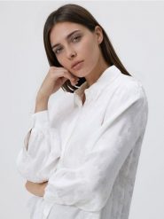 Koszula z ozdobnym detalem - biały. Białe koszule Reserved, l, bez wzorów, z wiskozy, bez kołnierzyka, bez ramiączek. Za 129.99 zł.