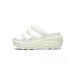 Klapki damskie Crocs Mega Crush Triple Strap. Białe klapki Crocs, bez wzorów, z materiału, bez obcasa. Za 413.00 zł.