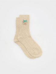 Skarpety z dodatkiem wełny - beżowy. Brązowe skarpety Reserved, bez wzorów, z wełny. W wyprzedaży za 9.99 zł.