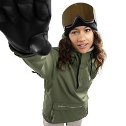 Damska kurtka snowboardowa Sporty zimowe SIROKO W3-W Robson. Zielone kurtki narciarskie SIROKO, bez wzorów, z softshellu, bez kaptura, narciarskie. W wyprzedaży za 296.00 zł.