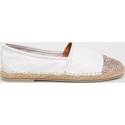 Badura - Espadryle. Białe espadryle Badura, bez wzorów, z gumy, bez obcasa, bez zapięcia. W wyprzedaży za 199.90 zł.