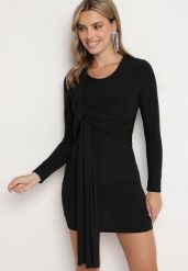 Czarna Dopasowana Sukienka z Ozdobnym Trenem Sevilaine. Czarne sukienki Born2be, m, bez wzorów, eleganckie, bez kołnierzyka, bez ramiączek, mini, dopasowane. Za 49.99 zł.