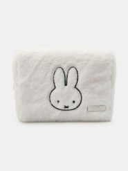 Futrzana kosmetyczka z haftem Miffy - biały. Białe kufry i kosmetyczki Sinsay, bez wzorów, z futra, futrzane, bez dodatków. Za 19.99 zł.