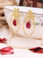 L'Atelier de Gaia Pozłacane kolczyki-wkrętki z agatem rozmiar: onesize. Różowe kolczyki L'Atelier de Gaia, z agatem, pozłacane. Za 39.99 zł.