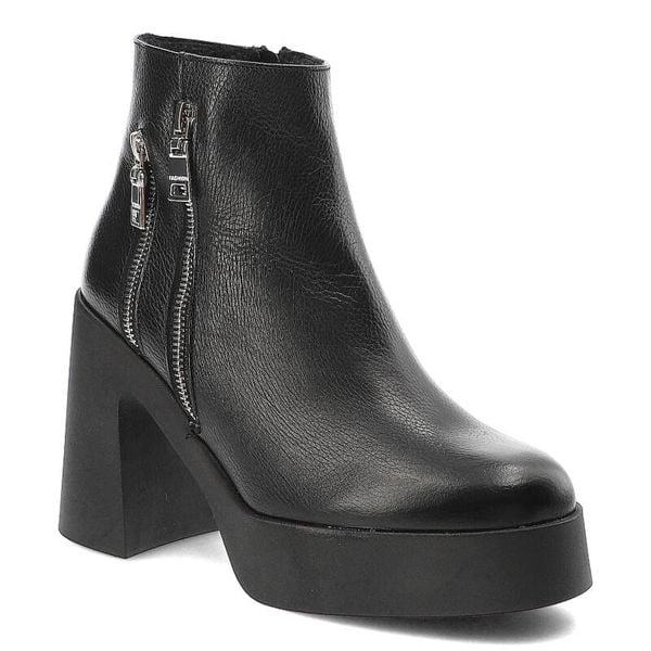 Czarne Botki Armodo Eleganckie Obuwie Na Obcasie. Czarne botki Armodo, bez wzorów, ze skóry, bez obcasa, na obcasie, bez zapięcia. Za 389.00 zł.