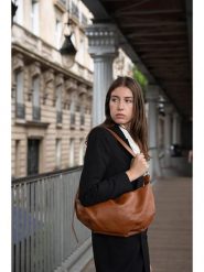 Maison héritage PARIS Skórzana torebka "Valle" w kolorze jasnobrązowym - 44 x 21 cm rozmiar: onesize. Brązowe torby na ramię Maison héritage PARIS, bez wzorów, z materiału, na ramię, bez dodatków. Za 304.99 zł.