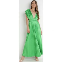 Zielona Sukienka Aedice. Zielone sukienki Born2be, m, bez wzorów, eleganckie, bez kołnierzyka, bez ramiączek, maxi, rozkloszowane. Za 29.99 zł.
