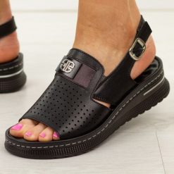 Czarne skórzane sandały damskie Jezzi 9760. Czarne sandały Jezzi, z aplikacjami, z gumy, eleganckie, bez obcasa, na platformie, bez zapięcia. Za 229.00 zł.