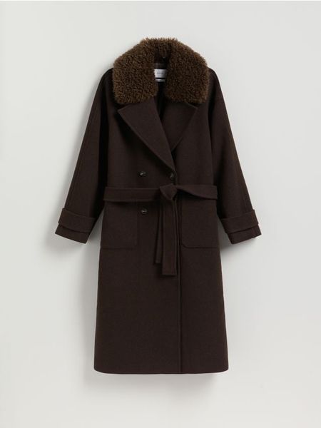 Płaszcz z dodatkiem wełny - ciemnobrązowy. Brązowe płaszcze Reserved, l, bez wzorów, z tkaniny, bez kaptura. Za 459.99 zł.