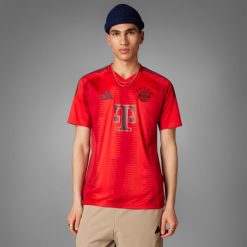 Koszulka piłkarska ADIDAS Bayern Monachium domowa sezon 24/25. Czerwone bluzki Adidas, s, bez wzorów, sportowe, bez kołnierzyka, bez ramiączek. Za 469.99 zł.