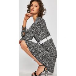Answear - Sukienka. Sukienki ANSWEAR, na co dzień, l, bez wzorów, z materiału, casualowe, bez kołnierzyka, bez ramiączek, maxi, proste. W wyprzedaży za 79.90 zł.