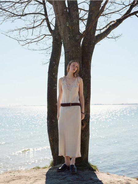 Skórzane klapki z ćwiekami - ciemnobrązowy. Brązowe klapki Reserved, bez wzorów, ze skóry, bez obcasa. W wyprzedaży za 259.99 zł.