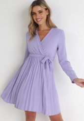 Fioletowa Sukienka Plisowana z Kopertowym Dekoltem i Paskiem Minesia. Fioletowe sukienki Born2be, m, bez wzorów, z materiału, eleganckie, bez kołnierzyka, bez ramiączek, mini, kopertowe. Za 84.99 zł.