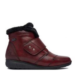 Botki Rieker. Czerwone botki Rieker, bez wzorów, bez obcasa, na płaskiej podeszwie, bez zapięcia. Za 439.99 zł.