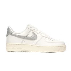 Buty sportowe damskie Nike W AIR FORCE 1 '07 ESS TRND. Białe obuwie sportowe Nike, bez zapięcia, trekkingowe. Za 599.99 zł.