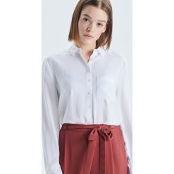 Koszula o klasycznym kroju - Biały. Koszule Cropp. W wyprzedaży za 29.99 zł.