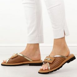 Brązowe skórzane klapki damskie T.Sokolski 26008. Brązowe klapki Sokolski, z aplikacjami, ze skóry, bez obcasa, na płaskiej podeszwie. Za 299.00 zł.