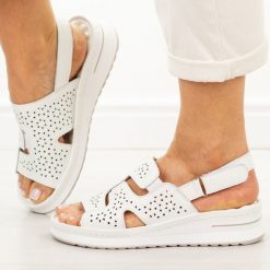 Białe skórzane sandały damskie Cambell 40330. Białe sandały Cambell, bez wzorów, z jeansu, casualowe, bez obcasa, na platformie, bez zapięcia. Za 219.00 zł.