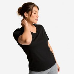 Koszulka fitness damska dekolt V. Czarne bluzki DECATHLON, s, bez wzorów, z bawełny, sportowe, bez kołnierzyka, bez ramiączek. Za 44.99 zł.