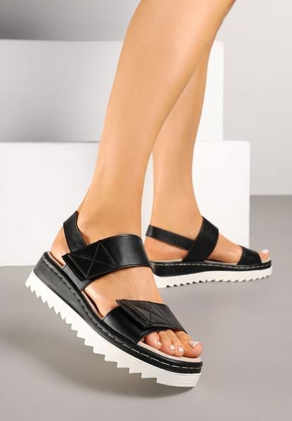 Czarne Sandały na Koturnie z Tłoczoną Cholewką Folanire. Czarne sandały Renee, bez wzorów, eleganckie, bez obcasa, na koturnie, bez zapięcia. Za 79.99 zł.