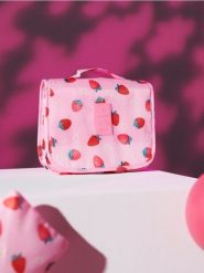Kosmetyczka w truskawki - różowy. Czerwone kufry i kosmetyczki Sinsay, bez wzorów, bez dodatków. Za 19.99 zł.