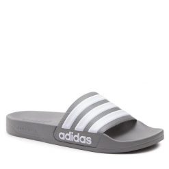 Klapki adidas. Szare klapki Adidas, bez wzorów, bez obcasa. Za 99.99 zł.