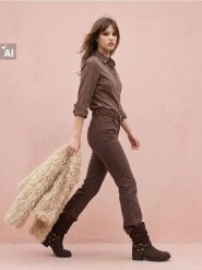 Jeansy flare comfort z rozcięciem na nogawce - brązowy. Brązowe jeansy Sinsay, bez wzorów. Za 69.99 zł.