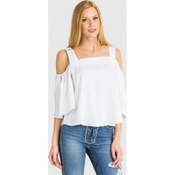 BLUZKA RUFINA Guess. Białe bluzki Guess, m, z aplikacjami, z tkaniny, bez kołnierzyka, bez ramiączek. Za 319.00 zł.