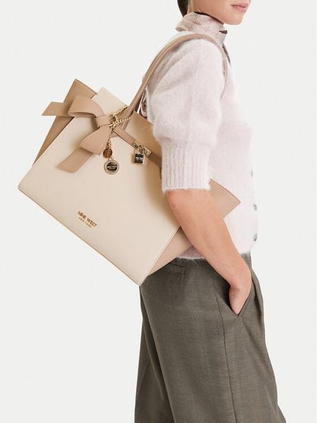 Nine West Torebka CEO-Serene-I-LX10186 Écru. Torebki klasyczne Nine West, bez wzorów, z materiału, bez dodatków. Za 369.99 zł.