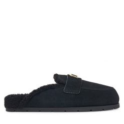 Klapki Armani Exchange. Czarne klapki Armani Exchange, bez wzorów, bez obcasa. Za 839.99 zł.