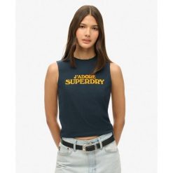 Luksusowy, dopasowany top sportowy z grafiką. Niebieskie bielizna sportowa Superdry, bez wzorów. W wyprzedaży za 144.35 zł.