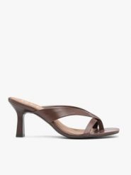 Ciemnobrązowe japonki na obcasie. Brązowe klapki Ryłko, bez wzorów, z gumy, bez obcasa, na obcasie. Za 399.99 zł.