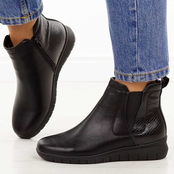 Czarne skórzane botki damskie T.Sokolski Z25-139. Czarne botki Sokolski, na jesień, bez wzorów, z dzianiny, z okrągłym noskiem, bez obcasa, na płaskiej podeszwie, bez zapięcia. Za 259.00 zł.