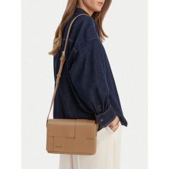 Torebka GINO ROSSI. Brązowe listonoszki Gino Rossi, bez wzorów, bez dodatków. Za 179.99 zł.