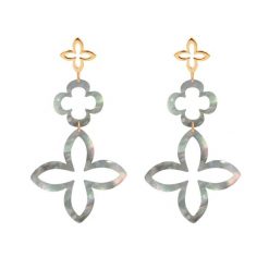 Kolczyki modułowe z ciemnej masy perłowej Lily z pozłacaną lilijką. Białe kolczyki Lilou, z perłą, pozłacane. Za 459.00 zł.