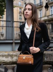 Maison héritage PARIS Skórzana torebka "Simos Suede" w kolorze karmelowym - 21 x 13 x 9 cm rozmiar: onesize. Brązowe torby na ramię Maison héritage PARIS, bez wzorów, z materiału, na ramię, bez dodatków. Za 388.16 zł.