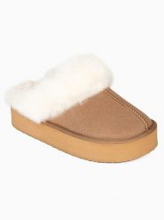 Gooce Wełniane kapcie "Emeline" w kolorze jasnobrązowym rozmiar: 40. Brązowe obuwie domowe Gooce, bez wzorów, ze skóry, bez zapięcia. Za 195.99 zł.