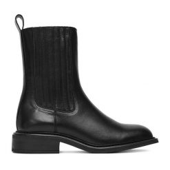 Sztyblety Gino Rossi. Czarne botki Gino Rossi, bez wzorów, bez obcasa, na płaskiej podeszwie, bez zapięcia. Za 449.99 zł.