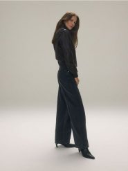 Jeansy wide leg - szary. Szare jeansy Reserved, bez wzorów. W wyprzedaży za 139.99 zł.