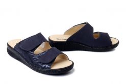 DR. BRINKMANN 700721-05 blau, klapki damskie. Niebieskie klapki Dr. Brinkmann, bez wzorów, ze skóry, bez obcasa. Za 246.42 zł.