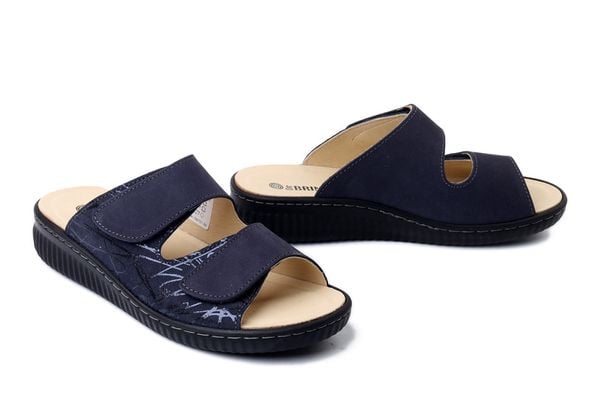 DR. BRINKMANN 700721-05 blau, klapki damskie. Niebieskie klapki Dr. Brinkmann, bez wzorów, ze skóry, bez obcasa. Za 289.90 zł.
