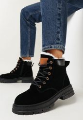 Czarne Botki w Stylu Traperów Mocno Ocieplone Samecia. Czarne botki Born2be, na zimę, bez wzorów, z dzianiny, bez obcasa, na płaskiej podeszwie, bez zapięcia. Za 69.99 zł.