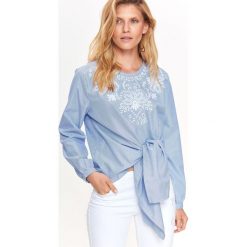 BLUZKA DŁUGI RĘKAW DAMSKA, Z HAFTEM, Z FALBANĄ, Z DŁUGIM RĘKAWEM. Niebieskie bluzki TOP SECRET, bez wzorów, z tkaniny, eleganckie, bez kołnierzyka, bez ramiączek. W wyprzedaży za 69.99 zł.