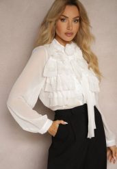 Biała Prześwitująca Koszula z Falbankami i Kwiatowym Zdobieniem przy Dekolcie Raivona. Białe koszule Renee, m, z aplikacjami, z jeansu, eleganckie, bez kołnierzyka, bez ramiączek. Za 139.99 zł.